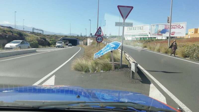 La señal, doblada en el ramal de acceso a la GC-1 desde La Estrella / TA